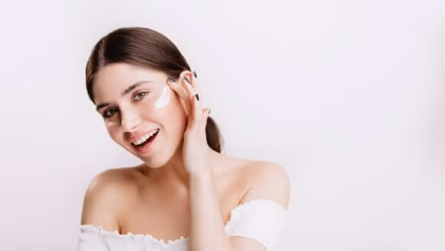 Kem chống nắng khoáng chất tạo ra một rào cản vật lý trên da, bảo vệ da ngay lập tức.