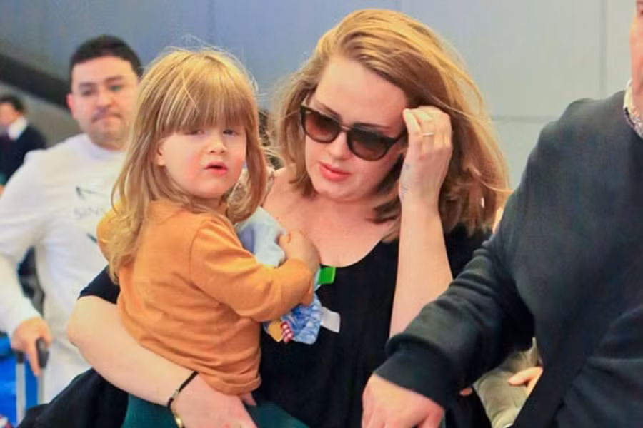  Adele và con trai Angelo khi còn bé. (Ảnh: ITN).