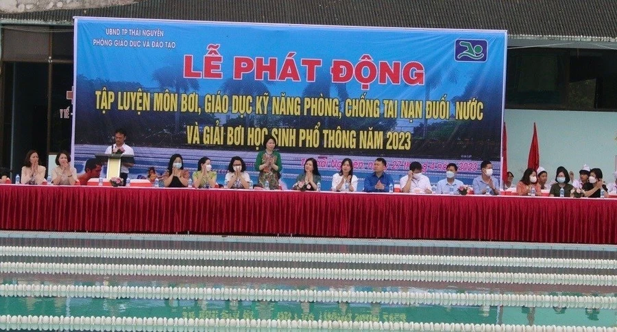 Phát động tập luyện môn Bơi và kỹ năng phòng chống đuối nước cho học sinh.