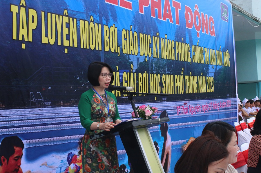 Bà Nguyễn Thị Quốc Hoà, Trưởng phòng Giáo dục và Đào tạo TP Thái Nguyên phát biểu tại buổi lễ. Bà Nguyễn Thị Quốc Hoà, Trưởng phòng Giáo dục và Đào tạo TP Thái Nguyên phát biểu tại buổi lễ.