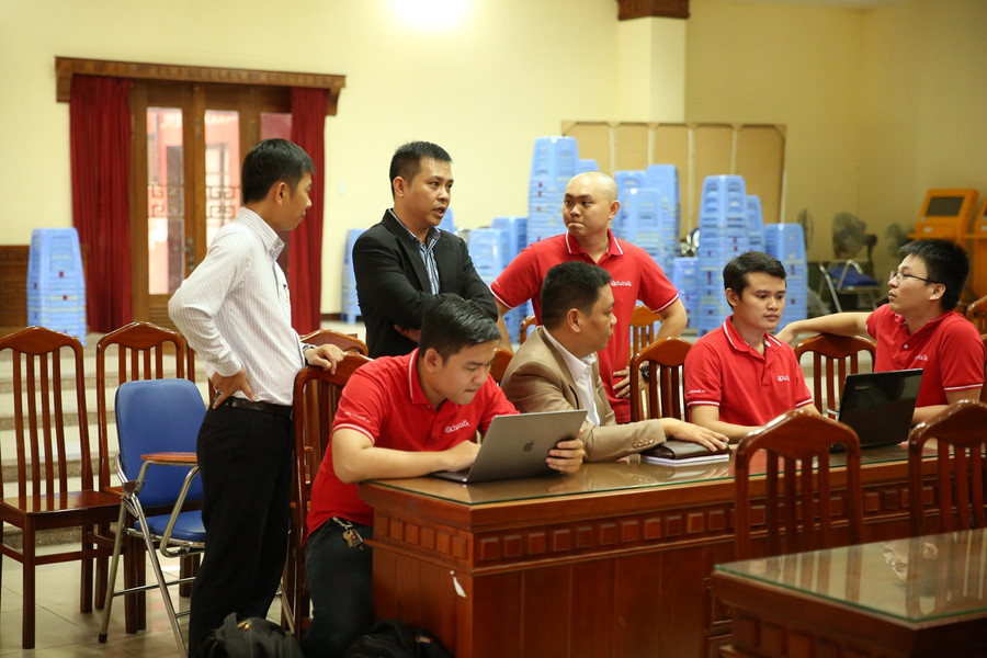 Khách mời và Ban giám đốc kênh giáo dục trực tuyến Edutalk.vn trao đổi với nhau