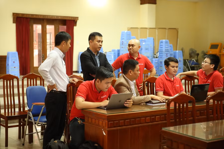 Khách mời và Ban giám đốc kênh giáo dục trực tuyến Edutalk.vn trao đổi với nhau