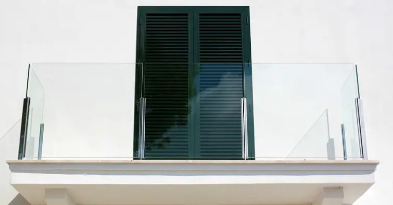 Sống trong một căn hộ chung cư, mối quan tâm hàng đầu của bạn khi nói đến sự an toàn là ban công. (Ảnh: ITN). Sống trong một căn hộ chung cư, mối quan tâm hàng đầu của bạn khi nói đến sự an toàn là ban công. (Ảnh: ITN).