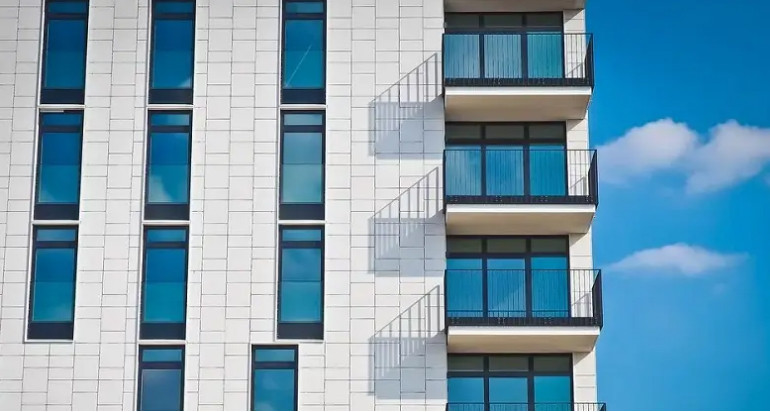 Hãy chắc chắn rằng ban công nhà bạn không có đồ nội thất để con không có bất cứ thứ gì để trèo lên. (Ảnh: ITN). Hãy chắc chắn rằng ban công nhà bạn không có đồ nội thất để con không có bất cứ thứ gì để trèo lên. (Ảnh: ITN).