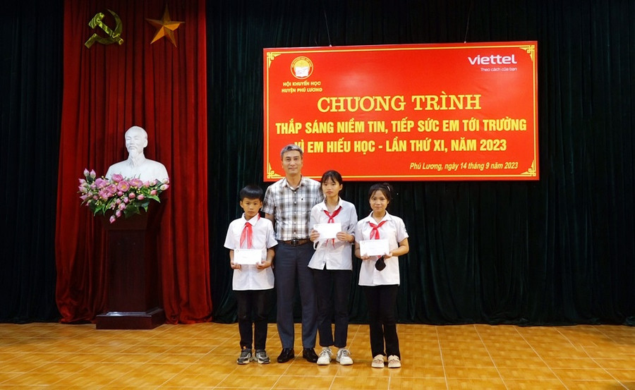 Đại diện Báo Giáo dục và Thời đại trao học bổng trị giá 5 triệu đồng cho 5 học sinh có hoàn cảnh khó khăn.