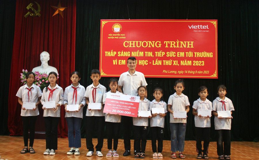 Chương trình thắp sáng niềm tin, tiếp sức em tới trường vì em hiếu học được tổ chức lần thứ XI, năm 2023 tại huyện Phú Lương.