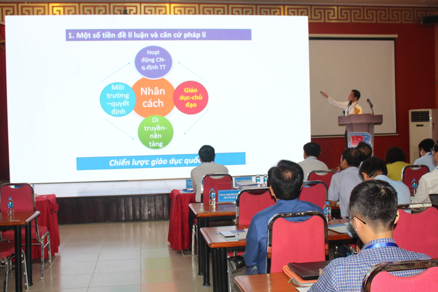 GS.TS Phạm Hồng Quang, Bí thư Đảng uỷ, Chủ tịch Hội đồng Đại học Thái Nguyên trao đổi về chủ đề Nghiên cứu khoa học giáo dục trong bối cảnh mới.