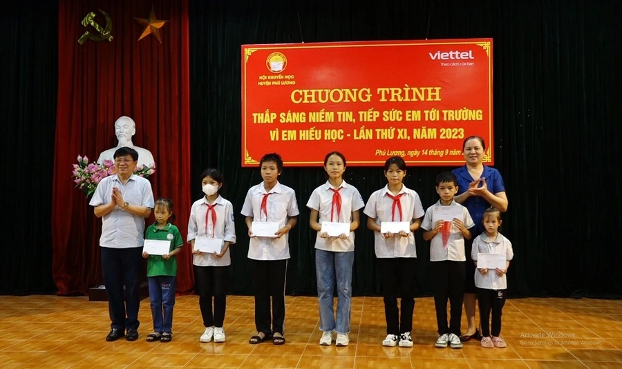 Trao học bổng cho 105 em học sinh nghèo vượt khó tại Phú Lương (Thái Nguyên).