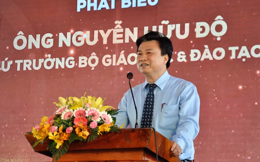 TS. Nguyễn Hữu Độ - Thứ trưởng Bộ GD&ĐT phát biểu tại buổi lễ.