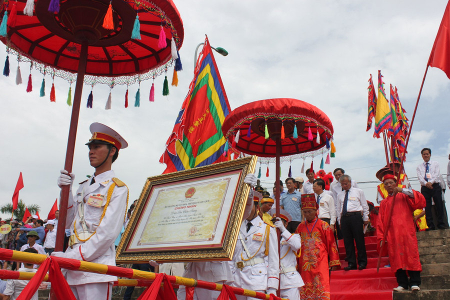 Địa hình diễn ra lễ hội giao thông đi lại khó khăn, chủ yếu là bằng đường bộ và đường biển nên Bằng Di sản được rước bằng thuyền
