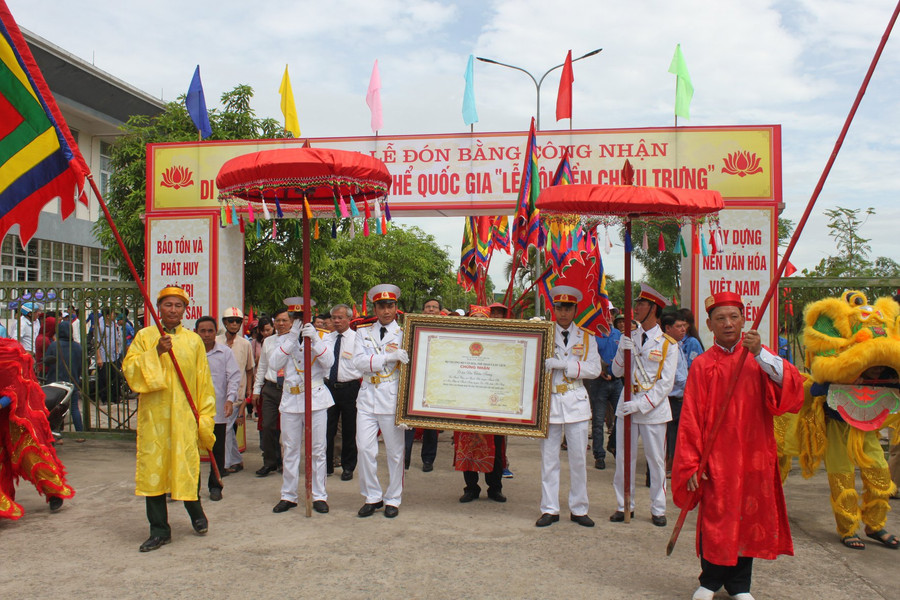Lễ hội thu hút hàng ngàn lượt khách trong và ngoài tỉnh Hà Tĩnh đến tham gia