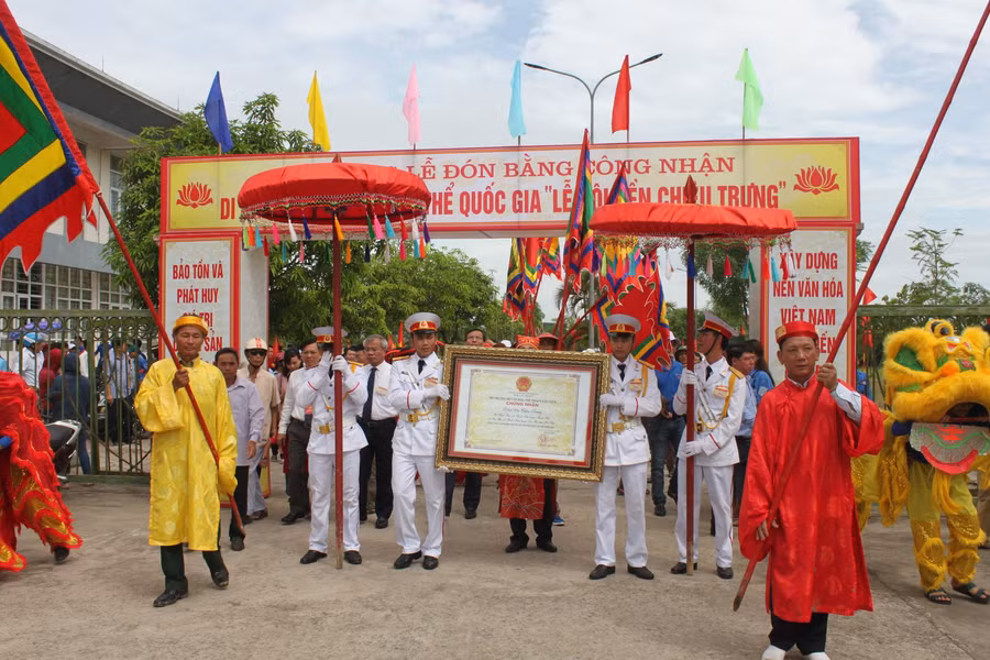 Lễ hội thu hút hàng ngàn lượt khách trong và ngoài tỉnh Hà Tĩnh đến tham gia
