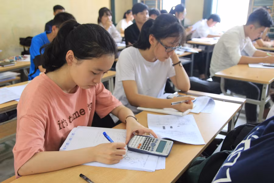 Học sinh trường THPT Hậu Lộc 1 ôn thi THPT quốc gia