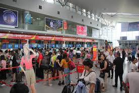 Cấm bay 12 tháng hành khách ném điện thoại vào mặt nhân viên hàng không 