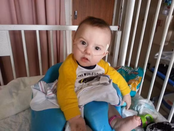 Cohen Bramlee phải chịu đựng những cơn đau từ lúc lọt lòng.