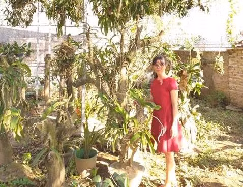 Cô Nguyễn Thị Quỳnh Nhung và học trò bên giàn lan rừng được “thuần dưỡng” thành công.