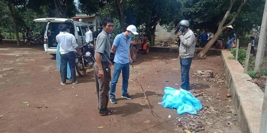 Cơ quan chức năng tiến hành sát trùng, cách ly khu vực bệnh.