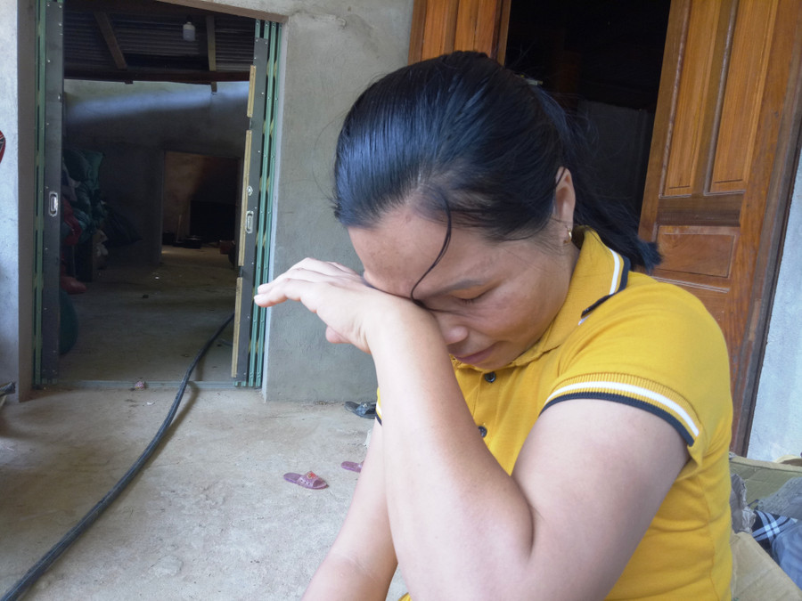 Cô giáo Nguyễn Thị Tiếm không cầm được nước mắt khi kể chuyện của mình. Ảnh: T.G