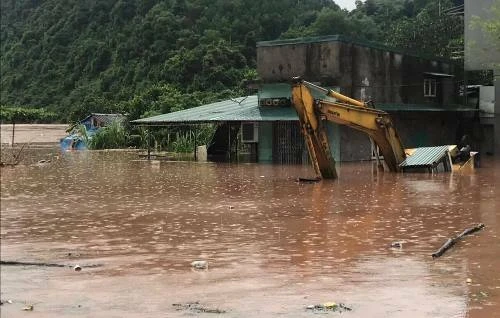 Nước lũ khiến nhà dân ở thị trấn Tiên Yên, huyện Tiên Yên ngập sâu hơn một mét. Ảnh: Bình Minh