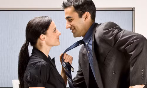 Con đường từ nhân viên lên cấp quản lý sẽ rất ngắn nếu biến sếp thành kẻ ngoại tình.