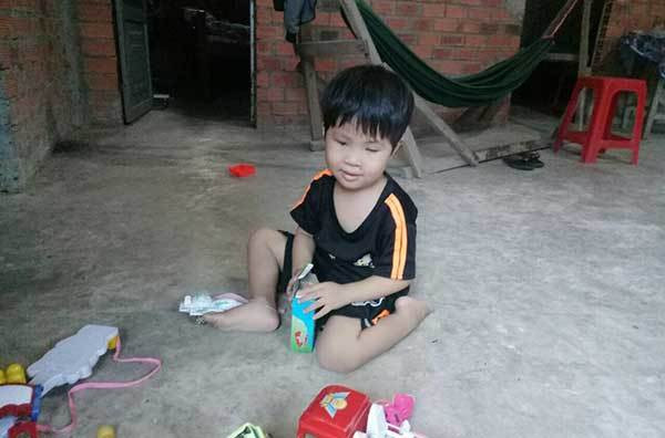 Mẹ bật khóc nghe con hỏi một câu nghẹn đắng