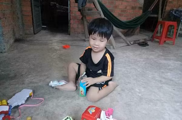 Mẹ bật khóc nghe con hỏi một câu nghẹn đắng