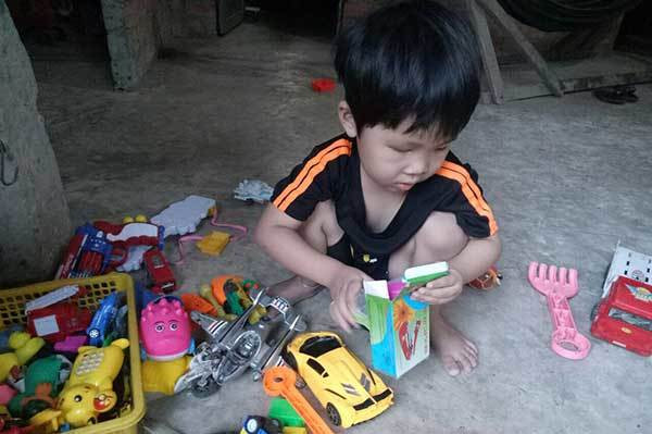 Mẹ bật khóc nghe con hỏi một câu nghẹn đắng