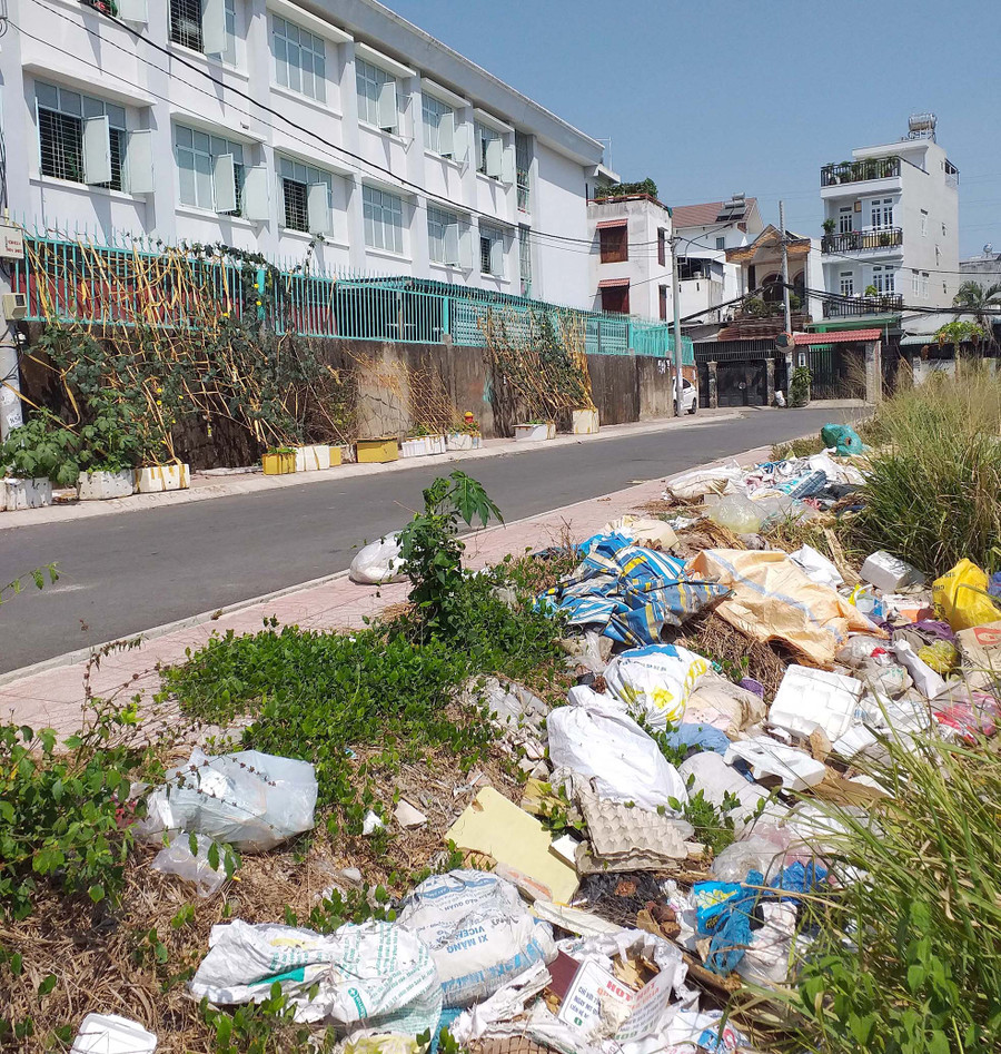 Bãi rác bốc mùi nằm ngay phía sau Trường Tiểu học Hiệp Phú