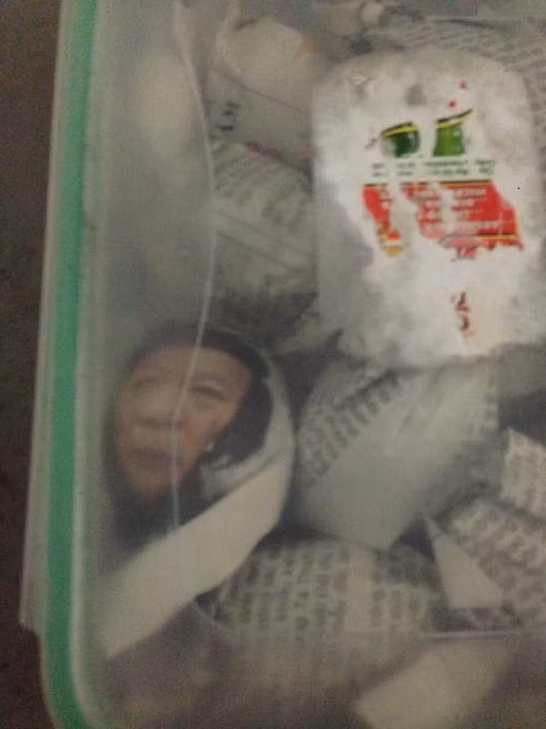 Thành viên Phú Thăng cũng từng hết hồn vì tờ giấy báo hình mặt người dùng để gói trứng.