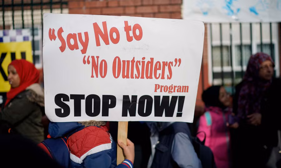 Phụ huynh theo đạo Hồi ở thành phố Birmingham biểu tình chống lại chương trình “No Outsiders”.	Ảnh The Guardian