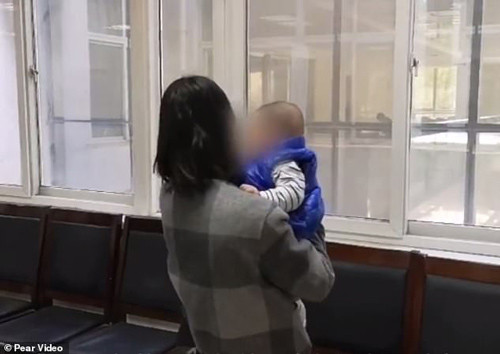 Một trong những nạn nhân và con của Tan.Ảnh: Pearvideo. Một trong những nạn nhân và con của Tan. Ảnh: Pearvideo.