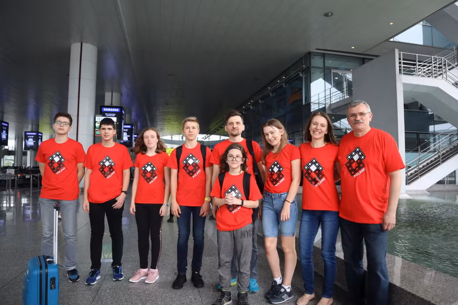 Đoàn HS Ba Lan đến Hà Nội tham dự HOMC 2019 chiều 2/4.