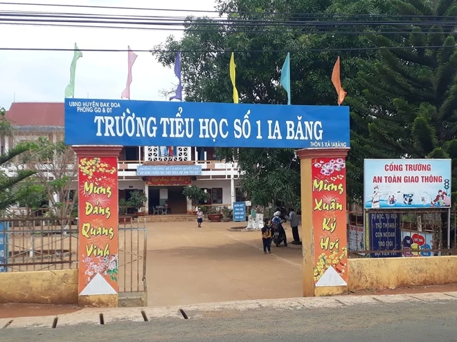 Cho thôi chức vụ Phó Bí thư Đảng ủy xã đánh học sinh