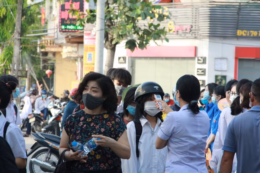 Phụ huynh, học sinh có mặt sớm tại điểm thi.