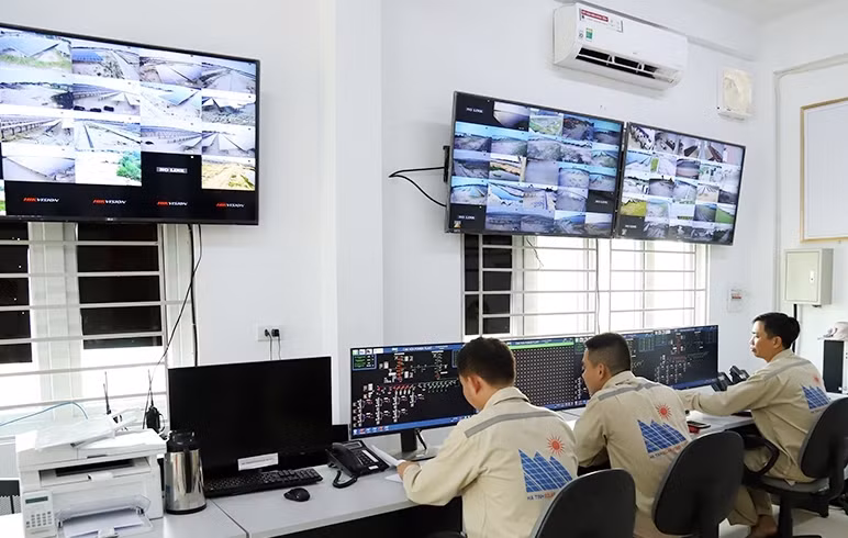Tổ công tác vận hành tại Nhà máy Điện mặt trời Cẩm Hòa (thuộc Tập đoàn Hoành Sơn)