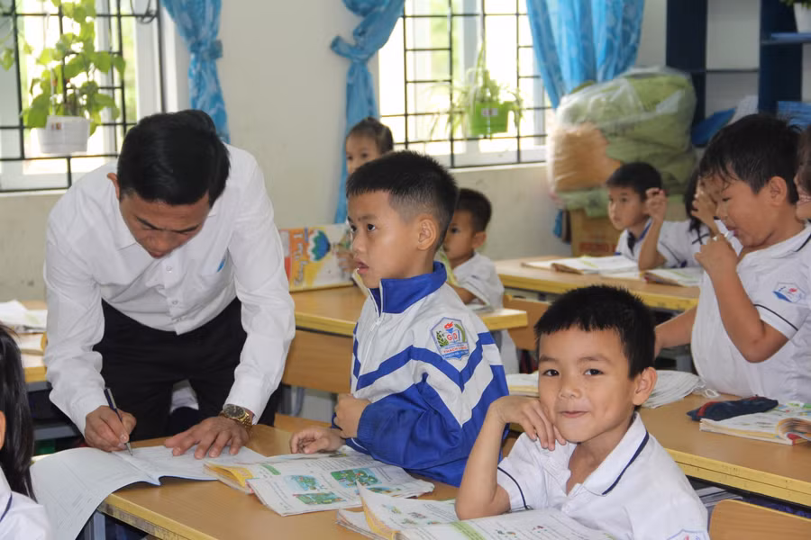 Nhiều học sinh có sẵn bộ sách giáo khoa mới.