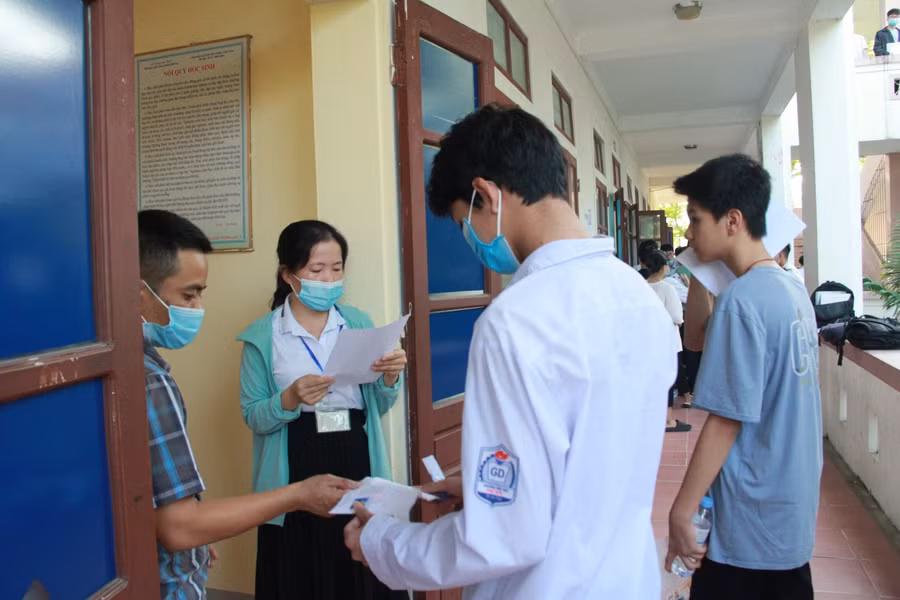 Giám thị đọc số báo danh.