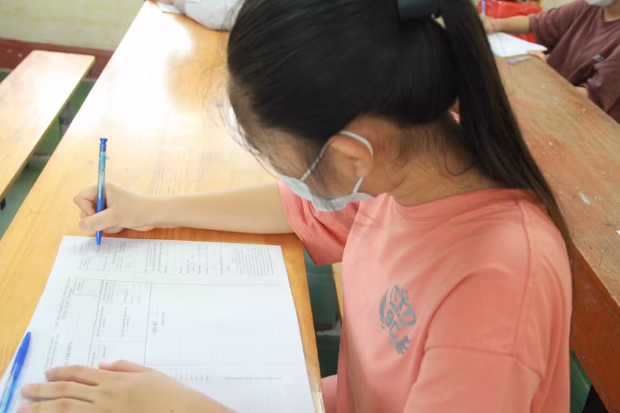 Học sinh trước khi chuyển qua ôn luyện trực tuyến thì trước đó, các trường đã tổ chức làm bài thi thử.