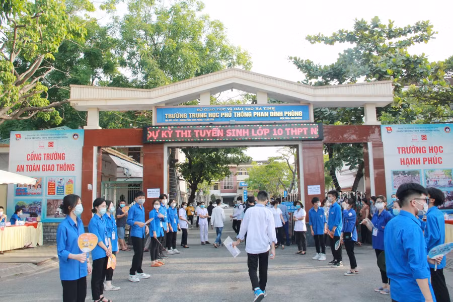 Tình nguyện viên phục vụ công tác hướng dẫn thí sinh trước khi bước vào phòng thi.