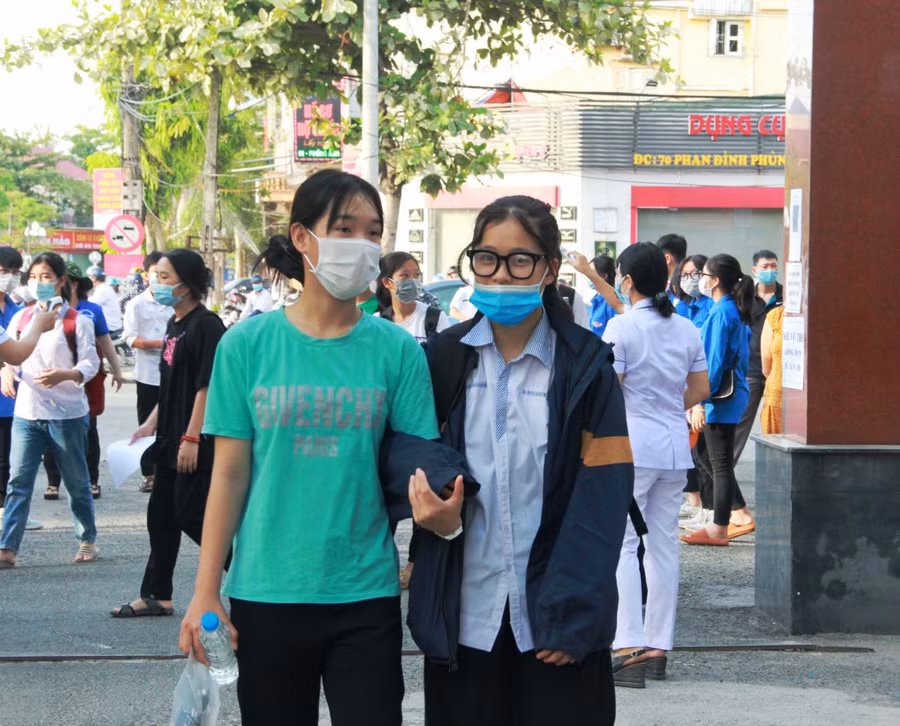 Động viên nhau làm bài thi tốt.