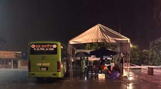 Xe Buýt được huy động ngay trong đêm để làm điểm trực chốt tại Cầu Phủ, TP Hà Tĩnh.