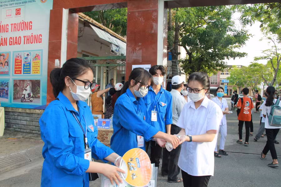 Thí sinh rửa tay sát khuẩn trước khi bước vào phòng thi.