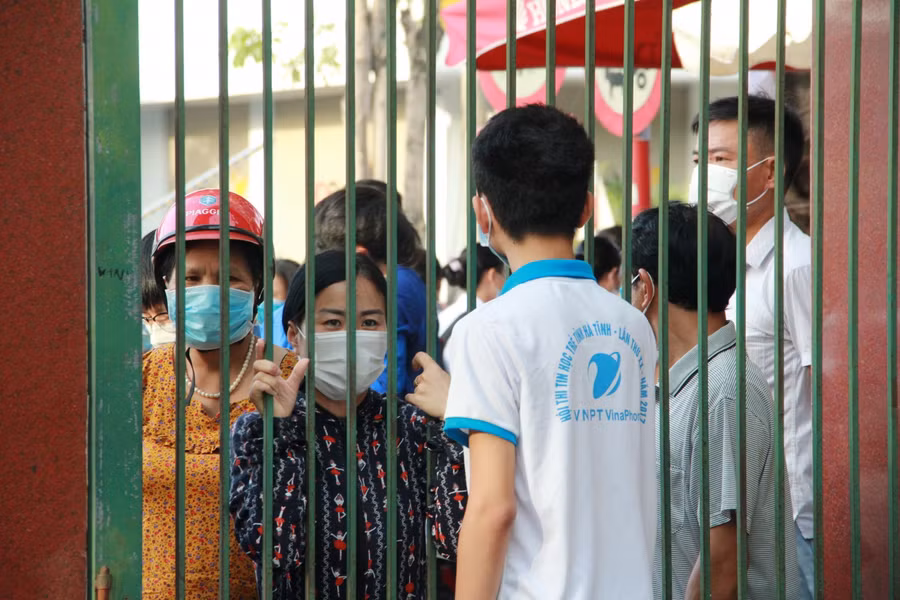 Dặn dò con trước khi bước vào môn thi đầu tiên.