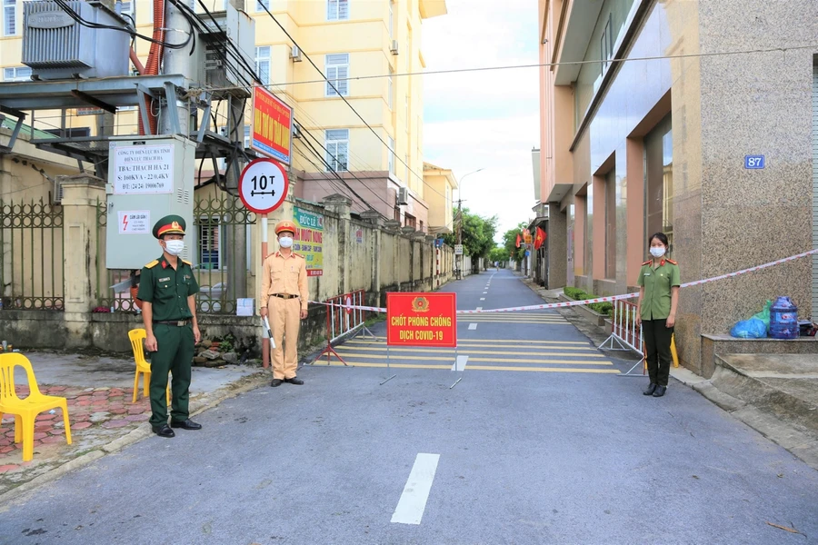 Các lực lượng chức năng Hà Tĩnh đang ráo riết triển khai phương án cấp bách chống dịch Covid-19 lan rộng.