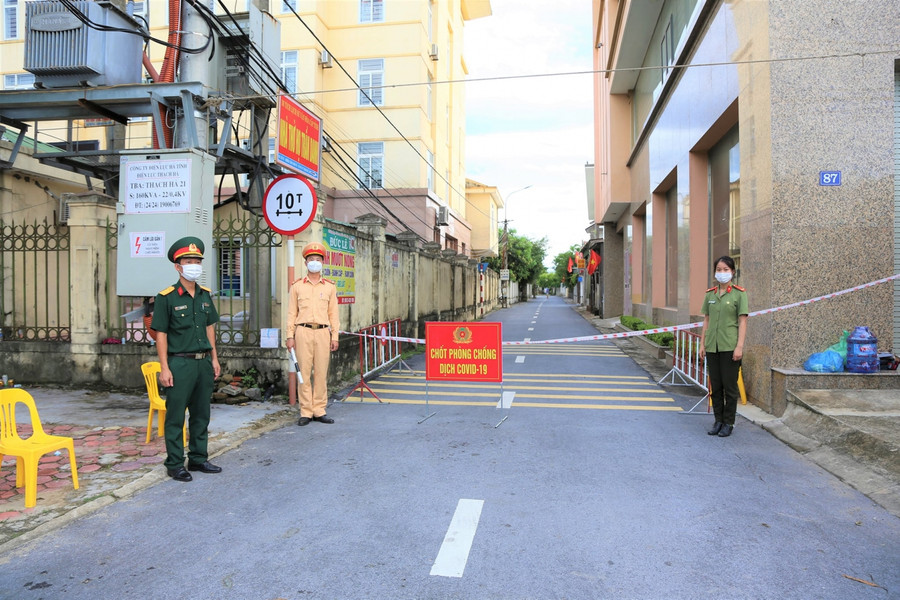 Các lực lượng chức năng Hà Tĩnh đang ráo riết triển khai phương án cấp bách chống dịch Covid-19 lan rộng.