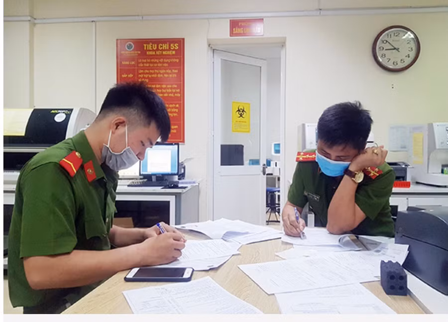 Chiến sĩ công an tỉnh Hà Tĩnh làm thủ tục trước khi vào hiến máu.