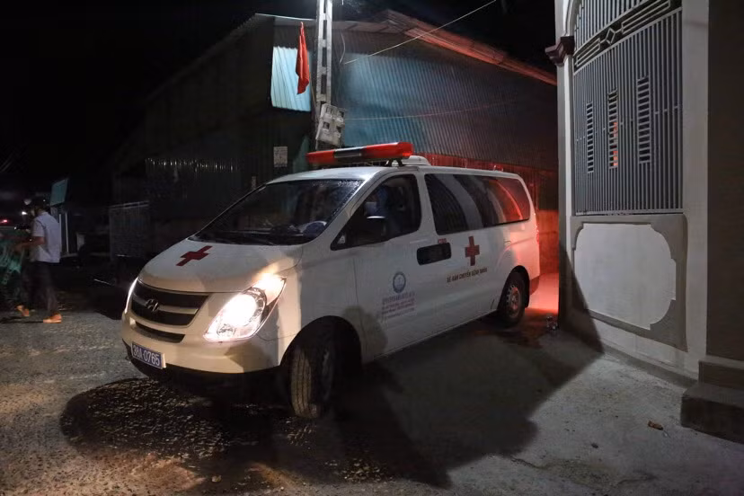 Xe y tế ngay sau đó đưa 2 bệnh nhân là dương tính với SARS -CoV-2 lên điều trị tại Bệnh viện Cửa khẩu Cầu Treo (Hương Sơn).