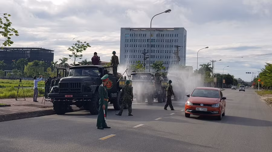 Phun khử khuẩn khu vực có bệnh nhân này sinh sống.