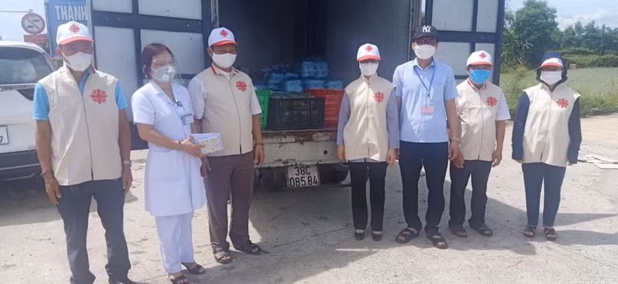 Linh mục Nguyễn Huy Tuấn và đại diện giáo dân Hà Tĩnh ủng hộ quà đến đội ngũ ngũ y, bác sĩ.