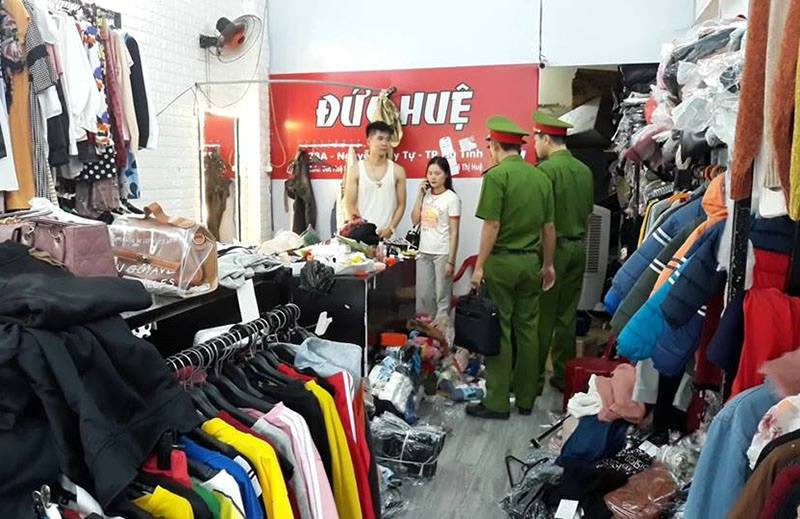 Lực lượng chức năng ập vào bắt tại chỗ Lực lượng chức năng ập vào bắt tại chỗ